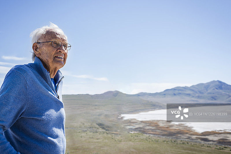 年长的男人在户外欣赏风景图片素材