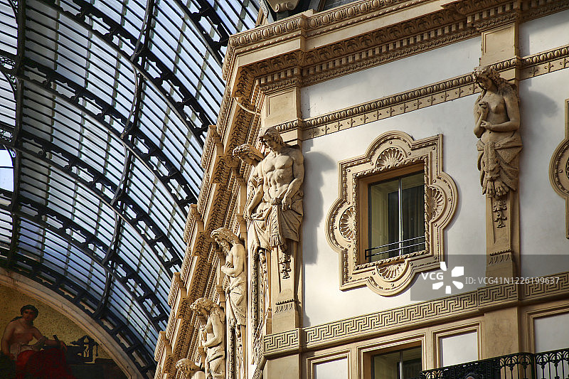 意大利米兰埃马努埃莱二世拱廊街的拱形玻璃天花板和穹顶细节图片素材