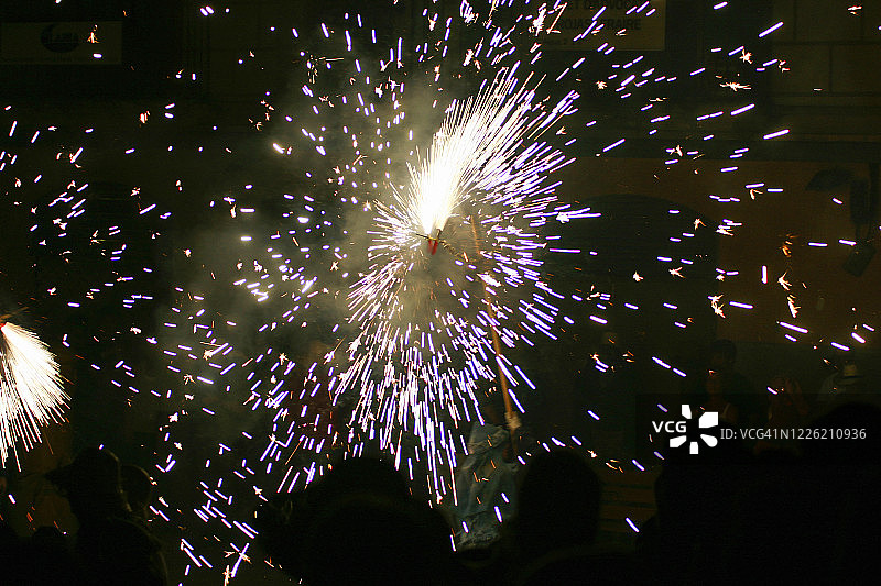 西班牙加泰罗尼亚地区的Correfocs火焰节图片素材