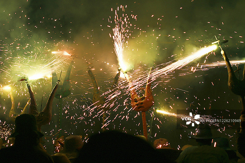 西班牙加泰罗尼亚地区的Correfocs火焰节图片素材