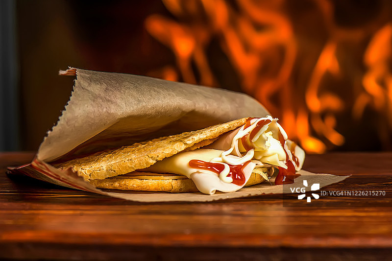 外带快餐：纸袋烤三明治图片素材