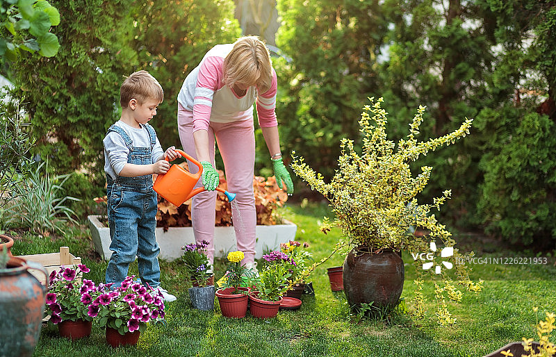 祖母和孙子浇花图片素材