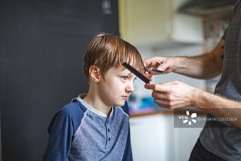 隔离期间的家庭理发图片素材