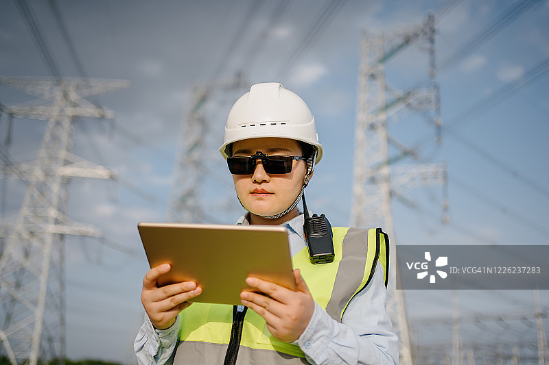 在发电站工作的亚洲女性图片素材