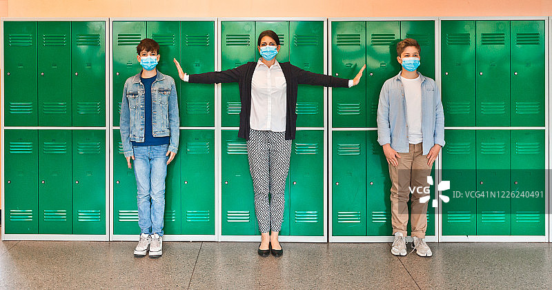 高中生和老师在学校戴N95口罩图片素材