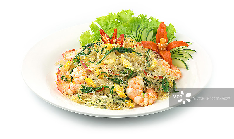 泰式相思菜炒米粉配鸡蛋虾仁，蔬菜黄瓜辣椒点缀图片素材