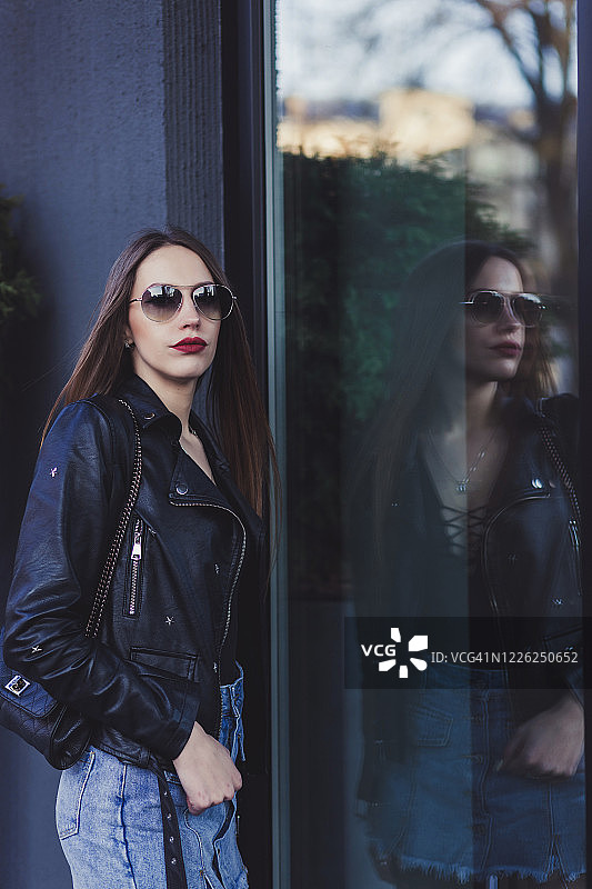 戴时尚太阳镜的漂亮女人图片素材