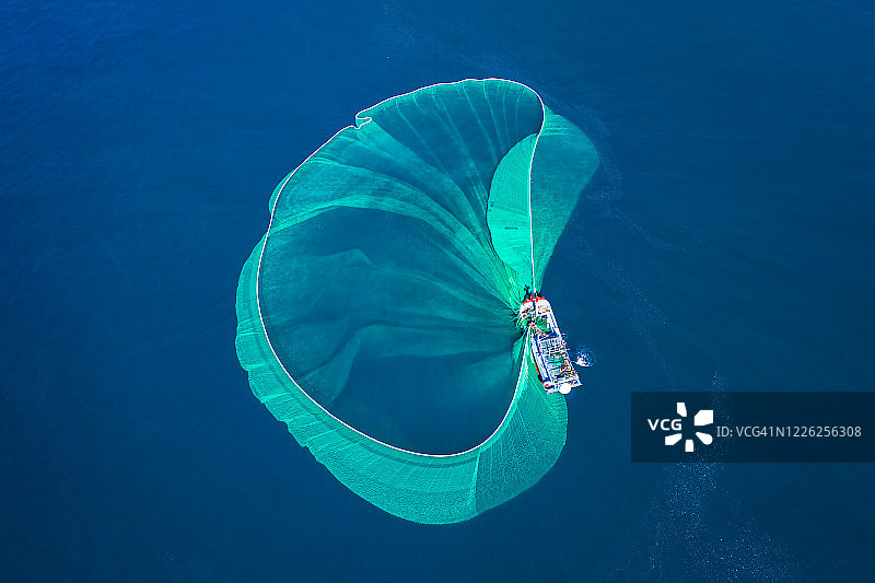 富安省真延小岛上美丽的捕捞鳀鱼场景航拍，越南图片素材