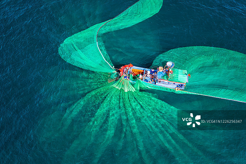 富安省真延小岛上美丽的捕捞鳀鱼场景航拍，越南图片素材