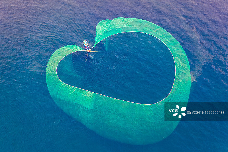 富安省真延小岛上美丽的捕捞鳀鱼场景航拍，越南图片素材