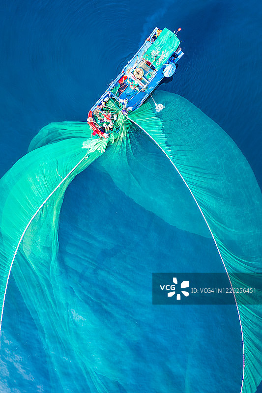 富安省真延小岛上美丽的捕捞鳀鱼场景航拍，越南图片素材