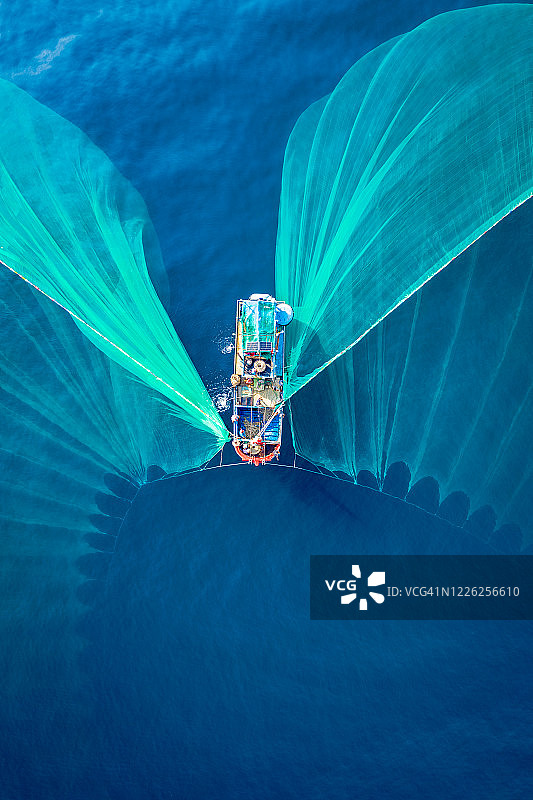 富安省真延小岛上美丽的捕捞鳀鱼场景航拍，越南图片素材