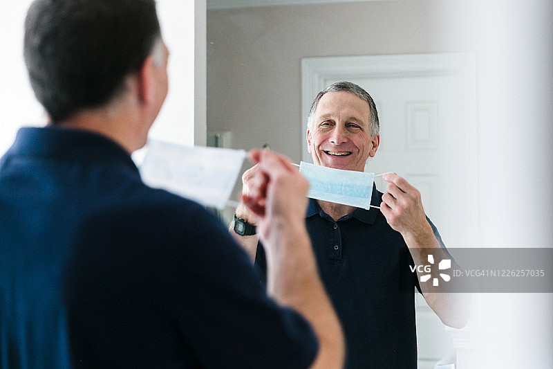 男人第一次戴上防护面罩时微笑图片素材