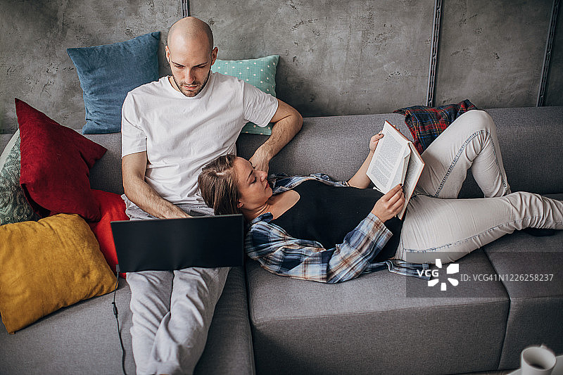 情侣在家中沙发上放松图片素材