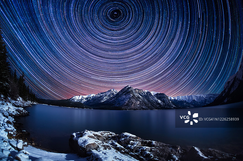 加拿大艾伯塔省班夫国家公园明尼万卡湖的星迹图片素材