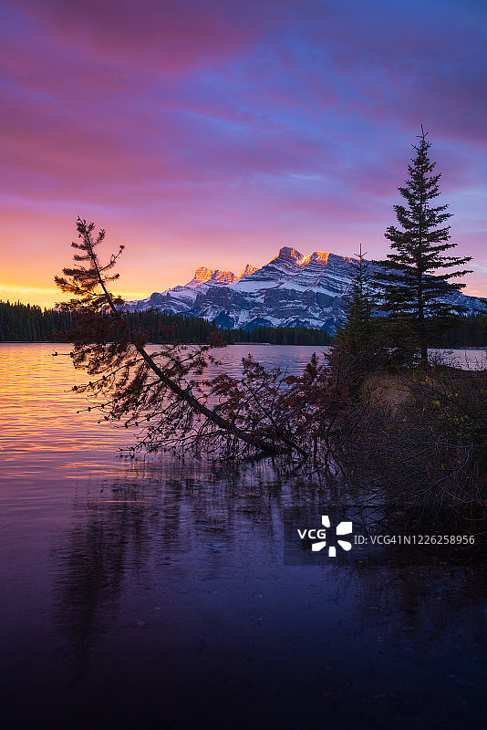 加拿大艾伯塔省班夫国家公园双杰克湖的日出图片素材