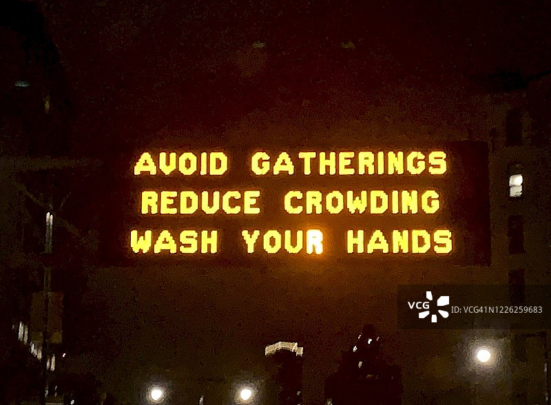 疫情期间道路上方的电子信息板图片素材