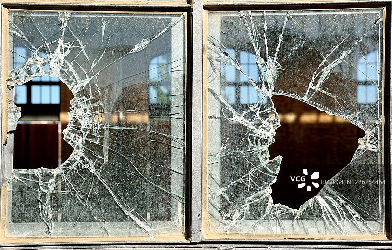 破损的窗户玻璃图片素材