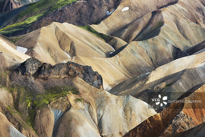 如画般壮丽的火山地貌，位于冰岛高地的Fjallabak自然保护区Landmannalaugar山脉以其不寻常的地质元素而闻名，如多色流纹岩、地热池和熔岩地图片素材