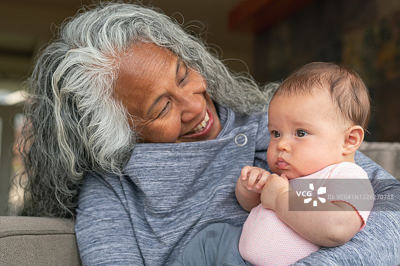 和孙女互动的年长女性图片素材