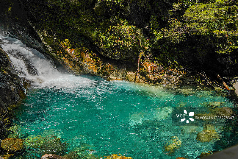 新西兰米尔福德峡湾福尔斯克里克瀑布图片素材