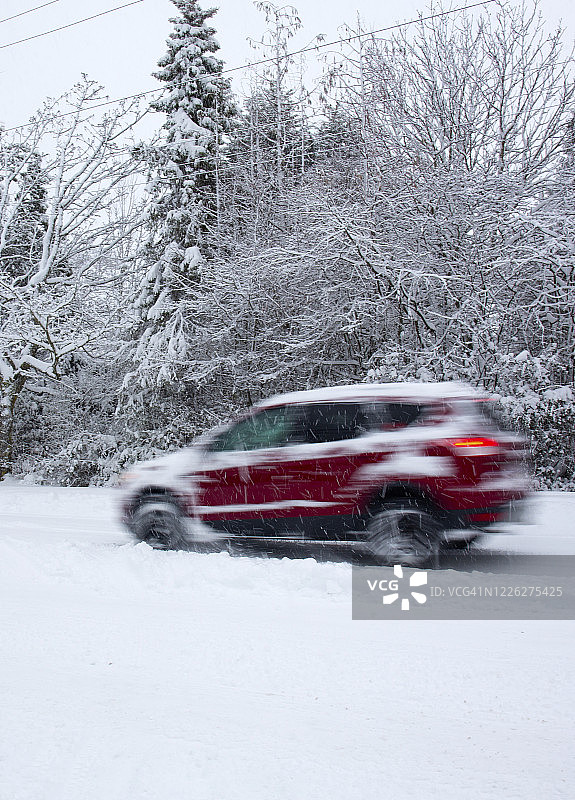 在雪地行驶的搬家货车图片素材