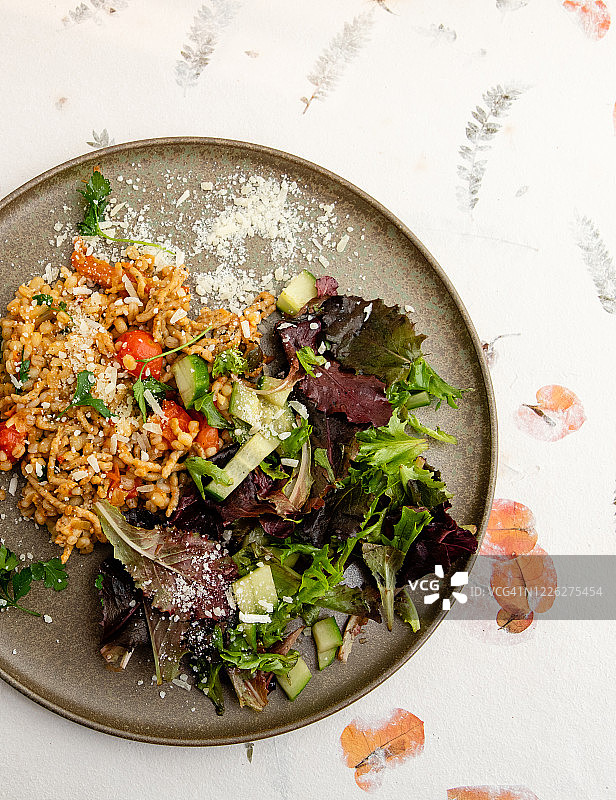 鸡肉末番茄珍珠大麦烩饭图片素材