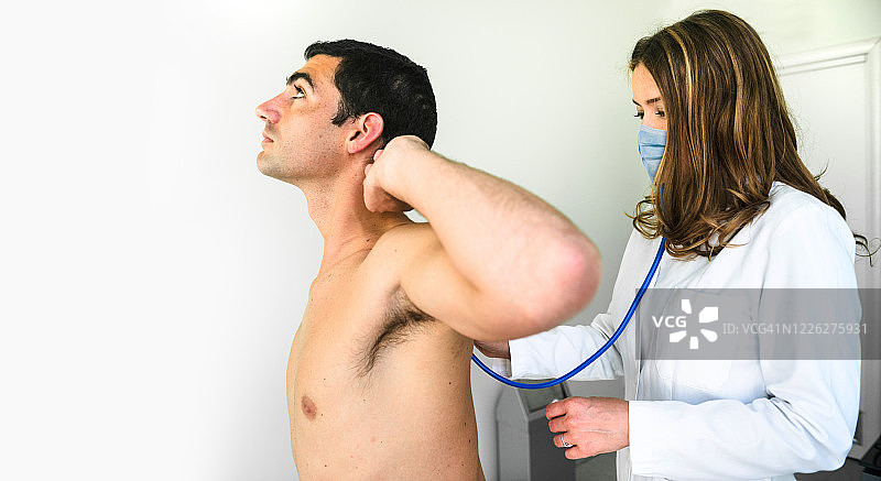 医生在医院检查肺炎X光片图片素材