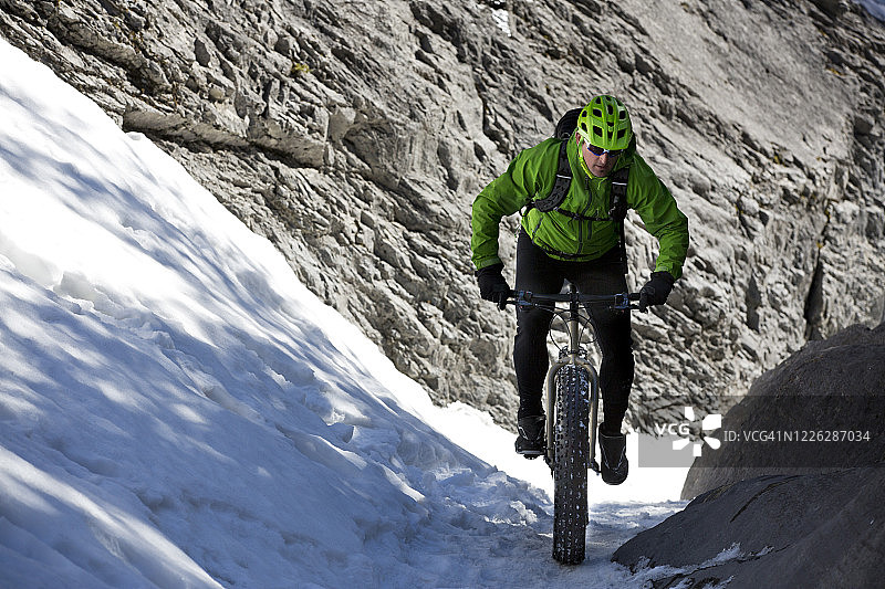 冬季山地自行车探险图片素材