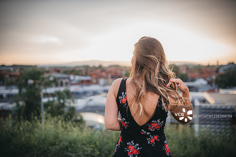 美丽的棕色头发背影图片素材