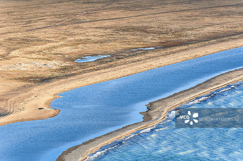 中国西藏蓝色湖泊和金色湖岸的航拍照片图片素材
