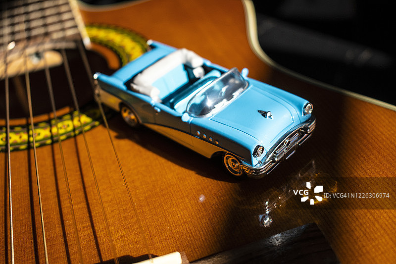古典吉他与迷你敞篷老爷车模型图片素材