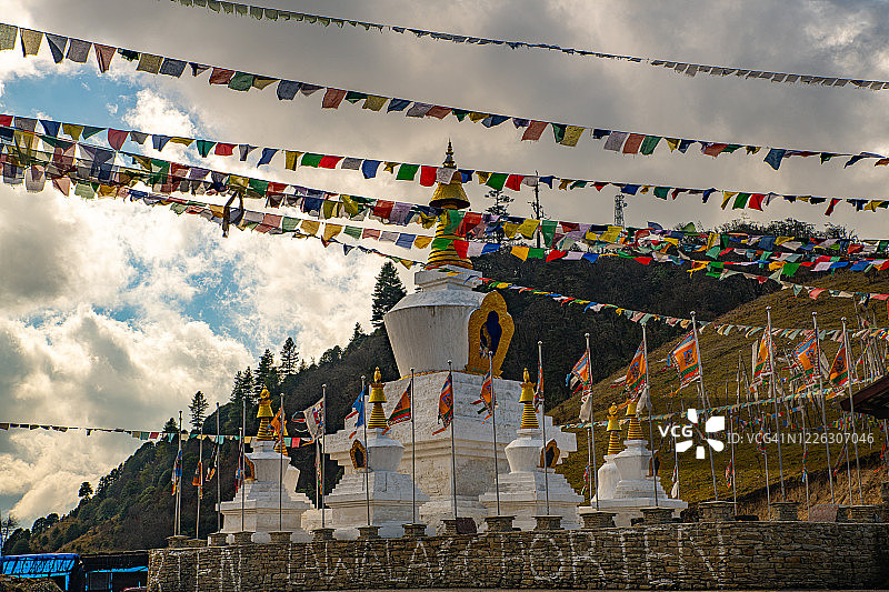 通往富毕卡山谷山口的佛塔和祈祷旗，不丹旺度波德朗图片素材