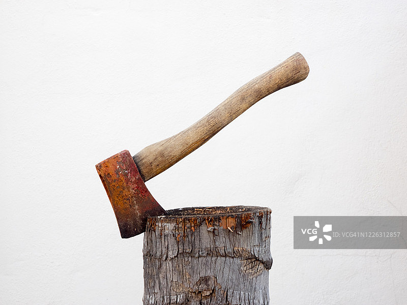 卡在木头里的生锈斧头图片素材