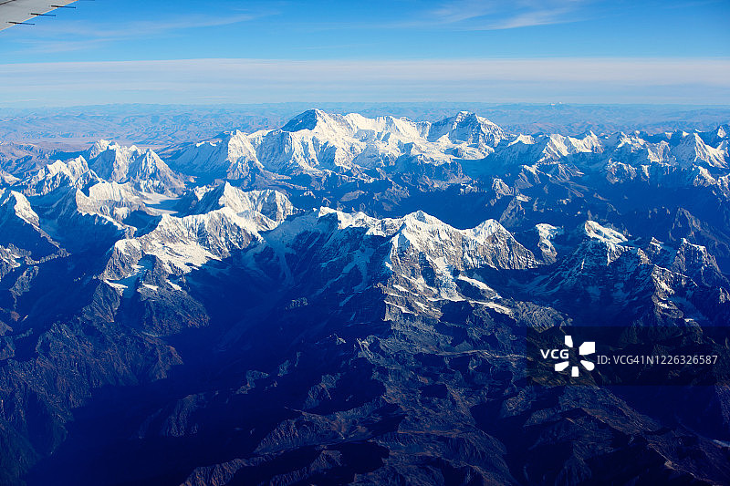 从帕罗飞往加德满都的航班上拍摄的干城章嘉峰图片素材