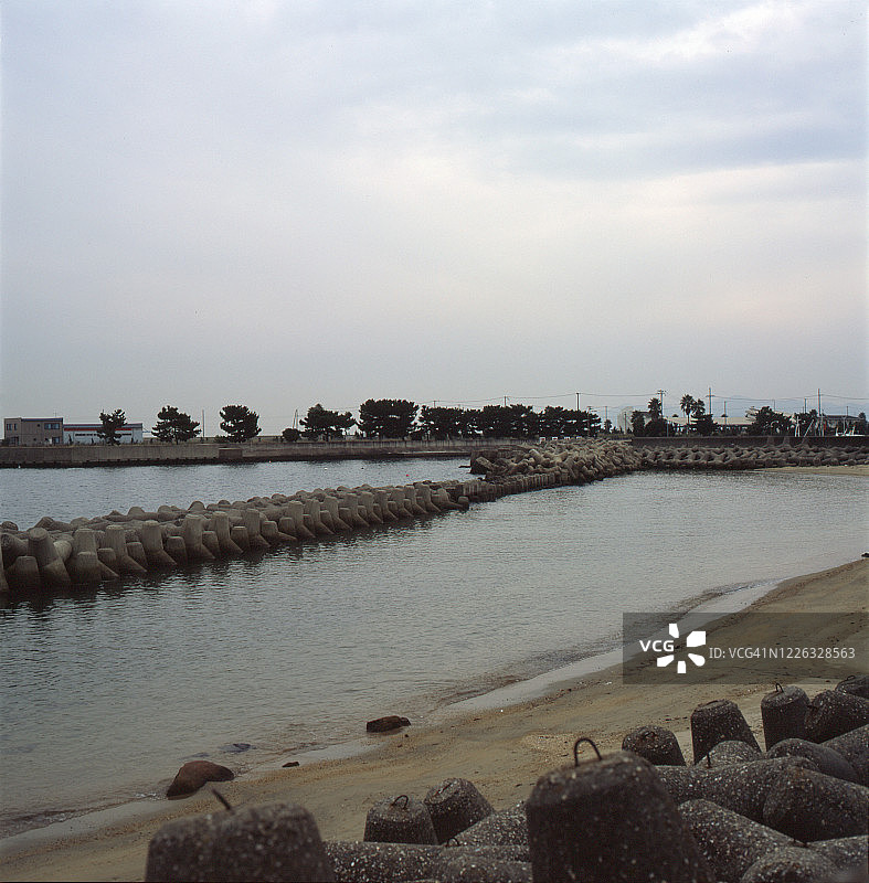 淡路岛海滨岛屿风光与防波堤图片素材