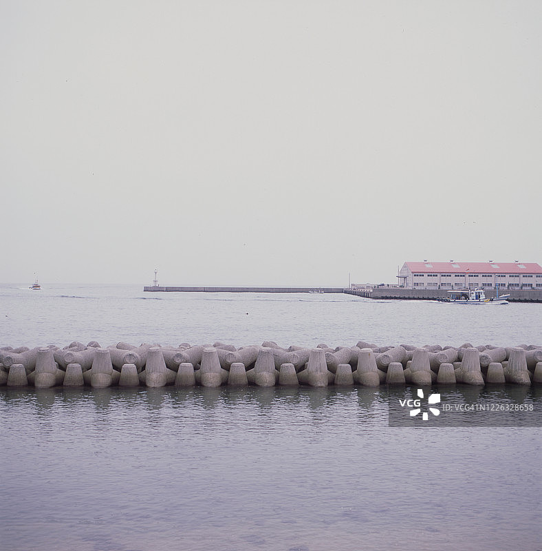 大海、船只和淡路岛的岛屿风光图片素材