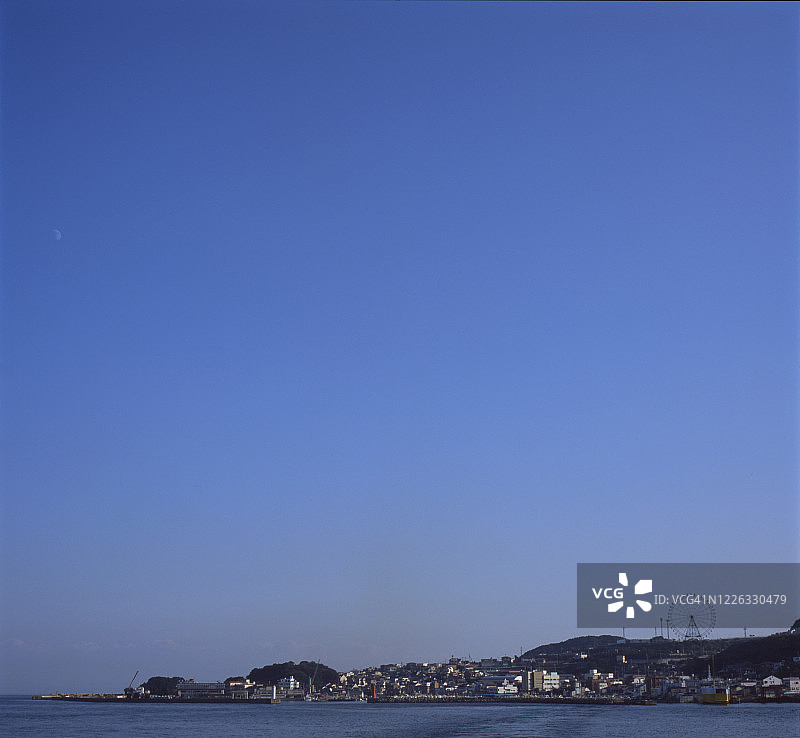 蓝色天空、大海、岛屿景观与摩天轮图片素材