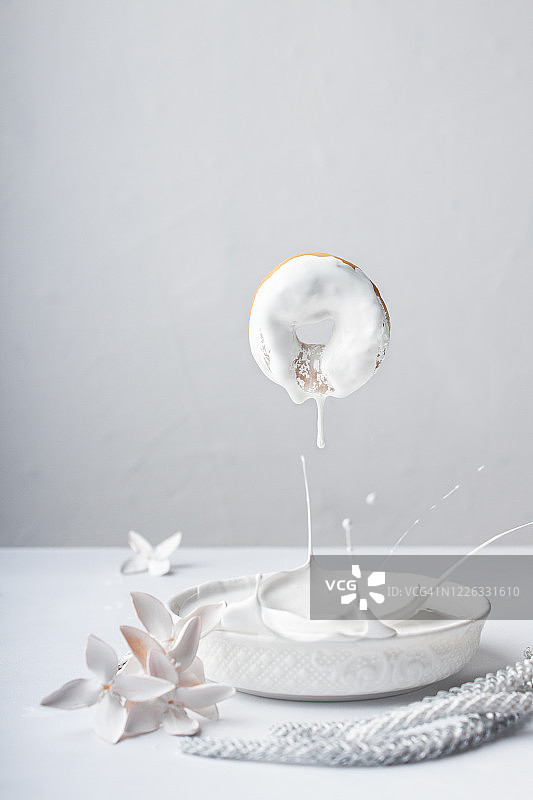 白色甜甜圈飞溅图片素材