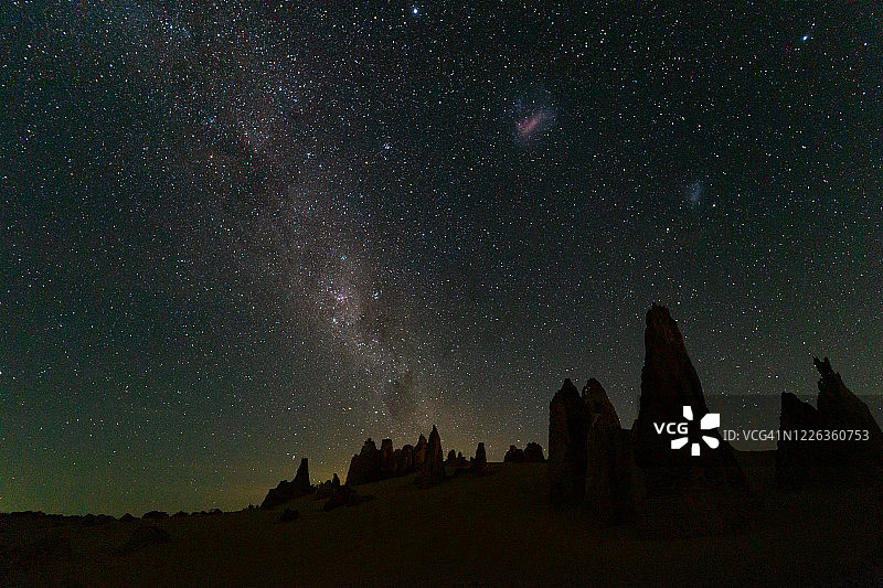 星空下的尖峰石阵轮廓图片素材