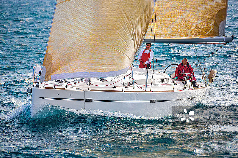 帆船赛上的水手们图片素材