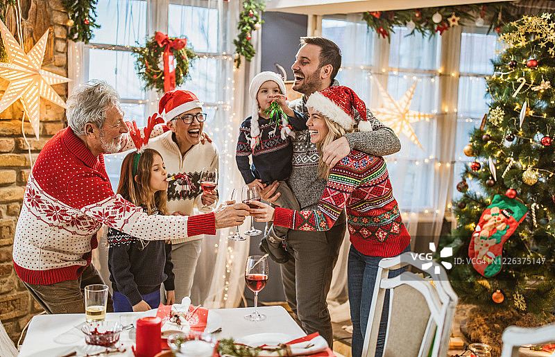 幸福的大家庭在家举办新年派对图片素材
