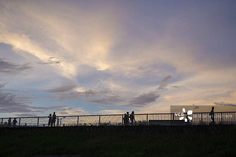 日落天空下的剪影人物图片素材