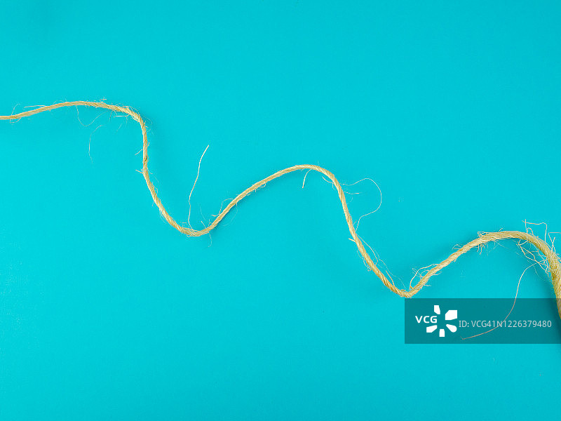 蓝色背景上的波浪形斯巴达草绳图片素材