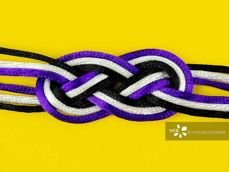 黄色背景上的水手结手绳图片素材