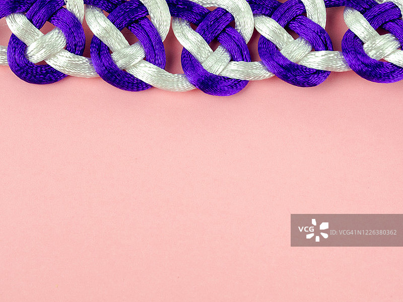 粉红色背景上的水手结手绳图片素材