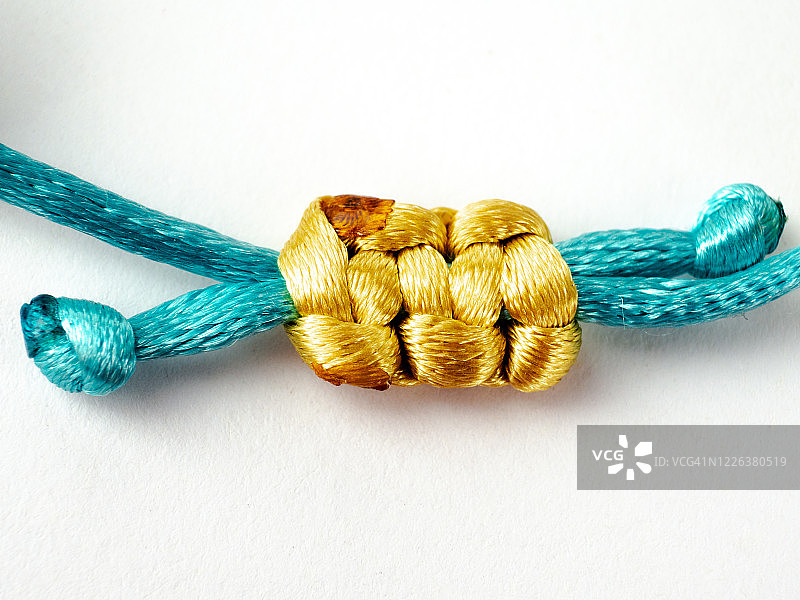 白色背景上的水手结绳手链图片素材