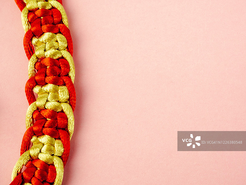 粉红色背景上的水手结手绳图片素材
