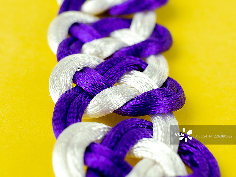 白色背景上的水手结绳手链图片素材