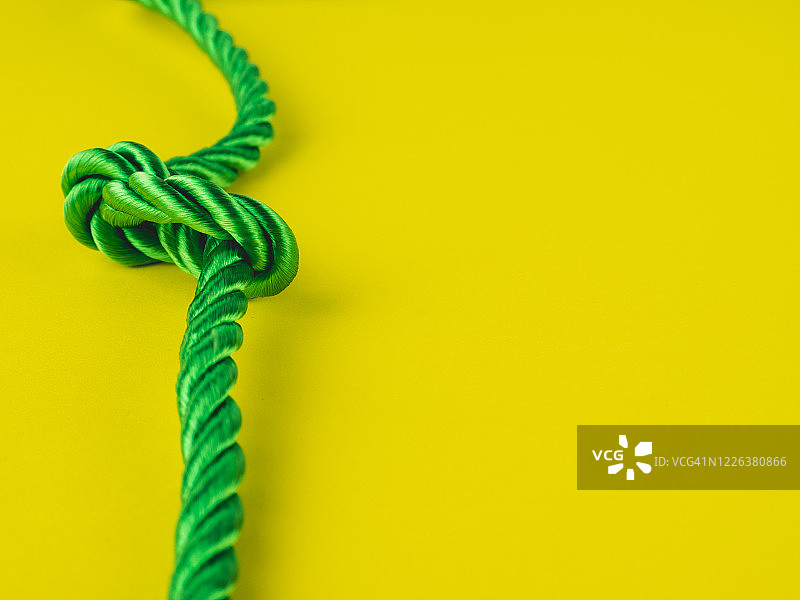 黄色背景上的水手结图片素材